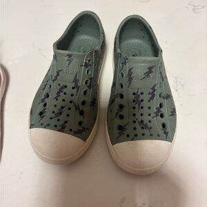Native Green Slip-On Sneakers with Lightning Design
